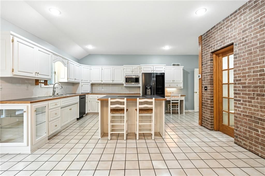 Photo 10 of 50 - 26770 W 226th Street