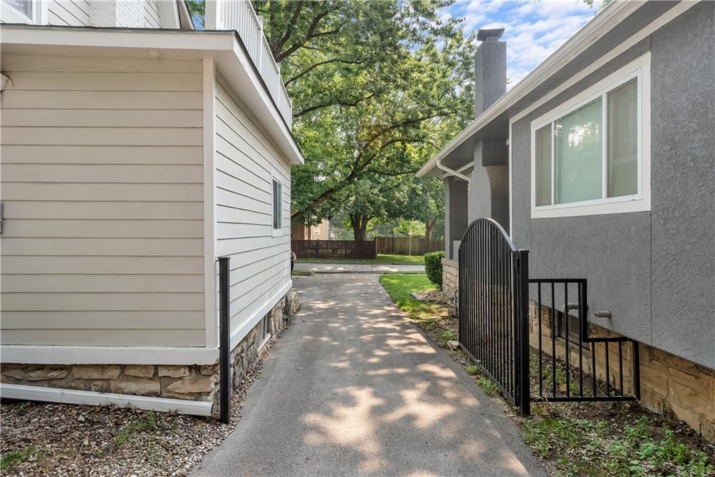 6330 Oak Street — photo 43