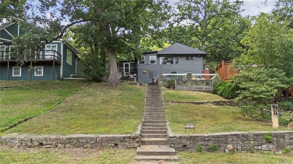 205 Lake Forest Drive — photo 2