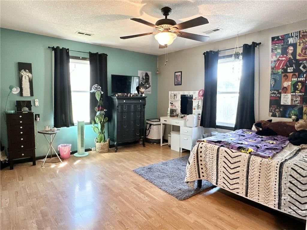 Photo 8 of 29 - 1604 E 7th Street
