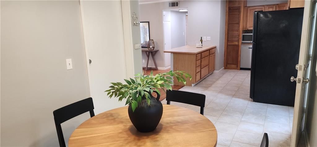 Photo 9 of 25 - 8134 Walmer Lane