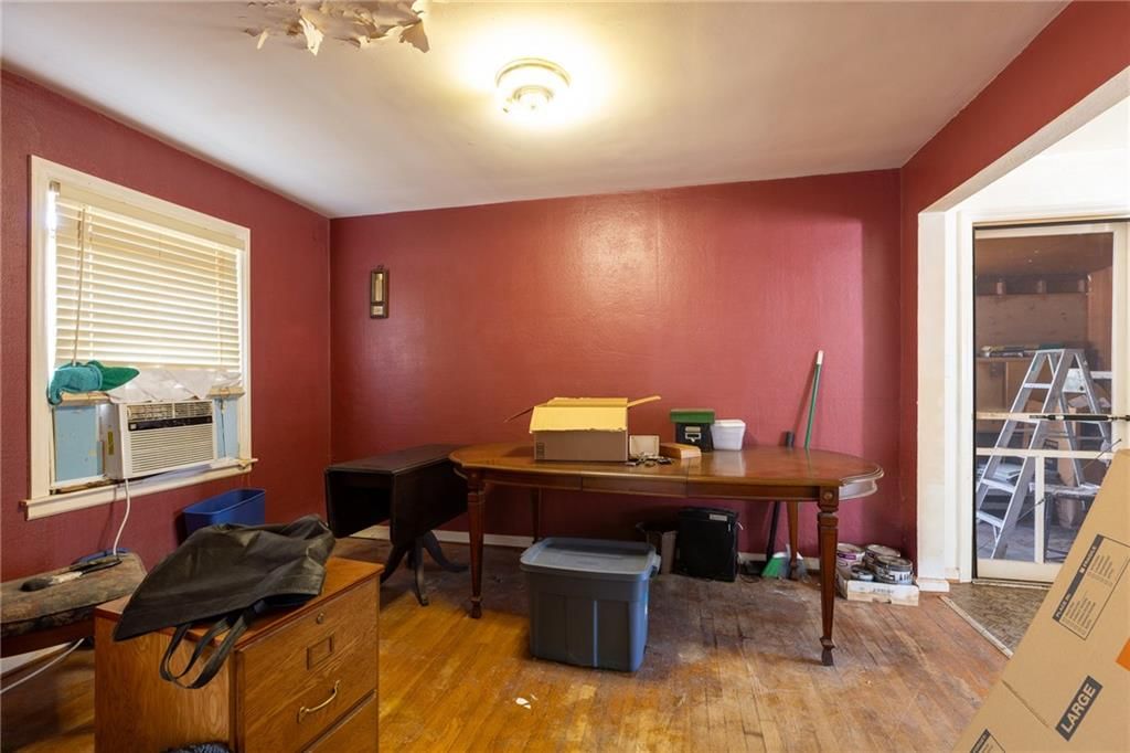 Photo 6 of 31 - 7505 Oak Street