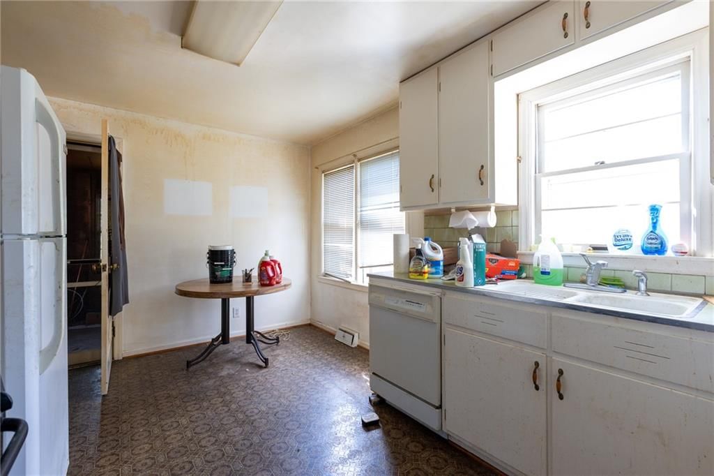Photo 8 of 31 - 7505 Oak Street