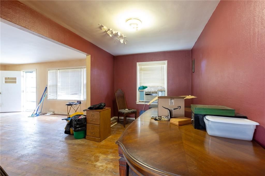 Photo 10 of 31 - 7505 Oak Street