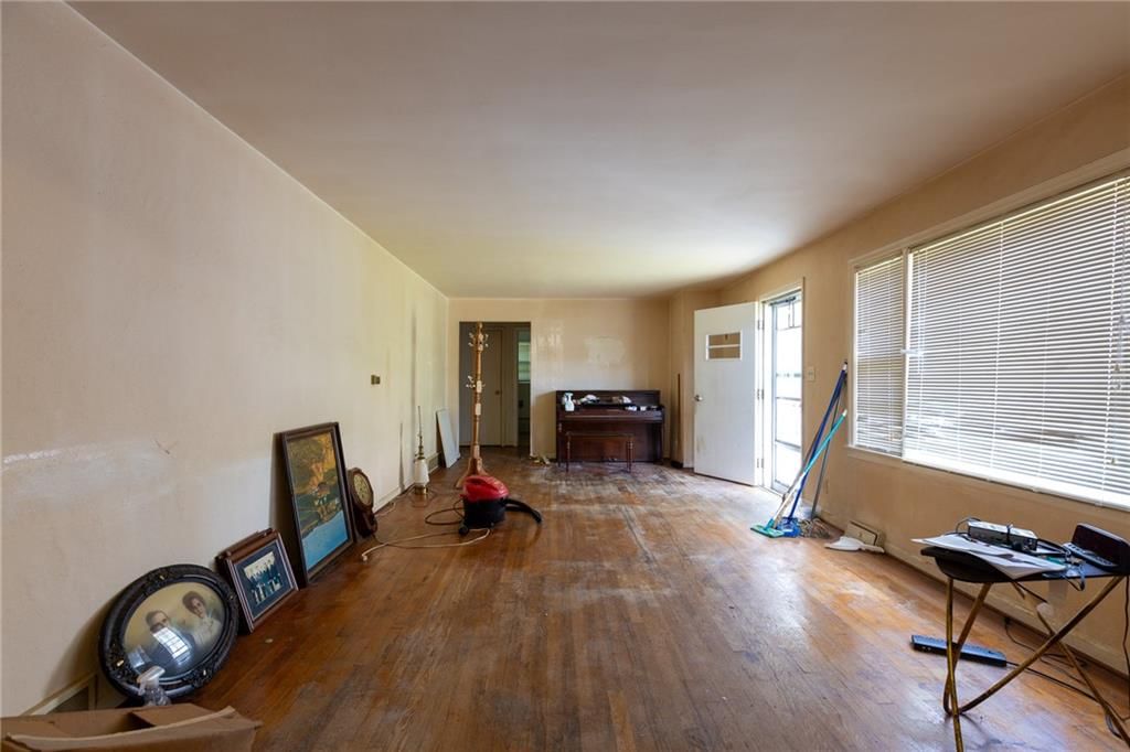 Photo 11 of 31 - 7505 Oak Street