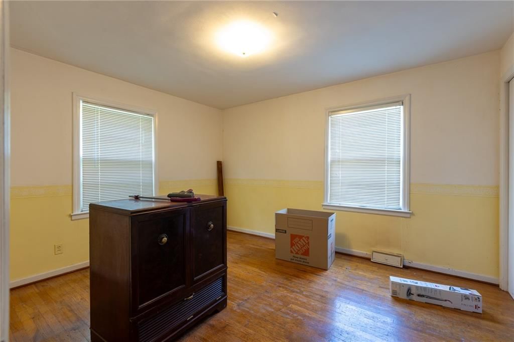 Photo 12 of 31 - 7505 Oak Street