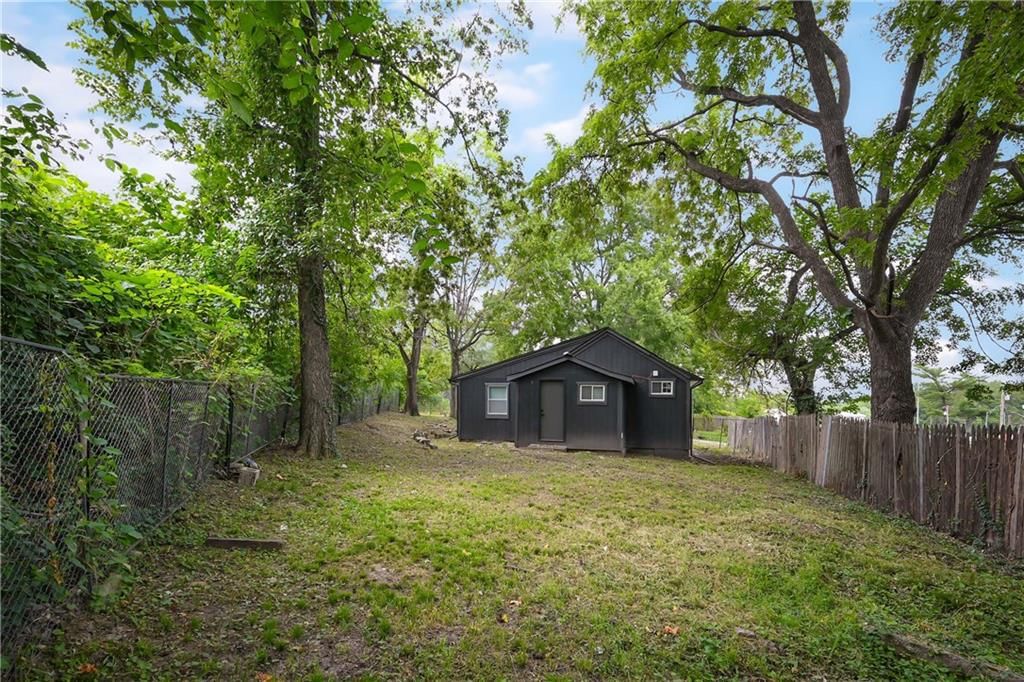 10709 E 13th Street — photo 10