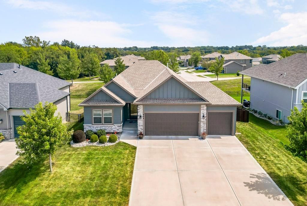 805 Savannah Drive, Greenwood, MO