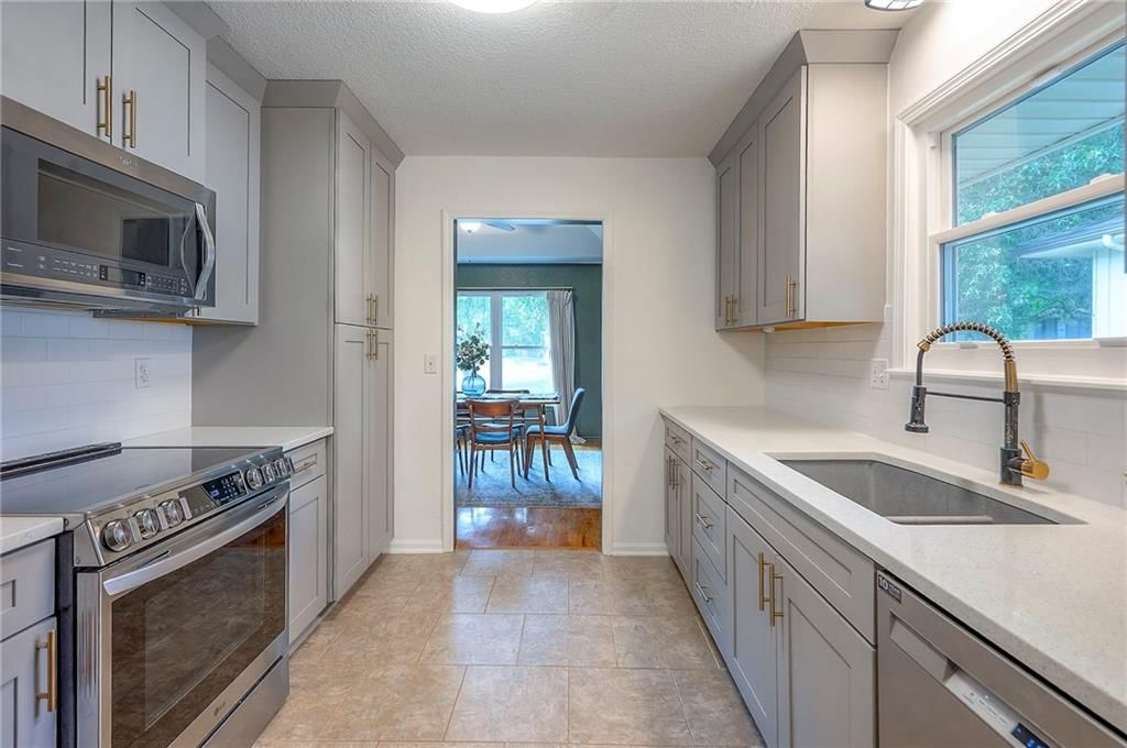 Photo 8 of 44 - 607 NE Birchwood Drive