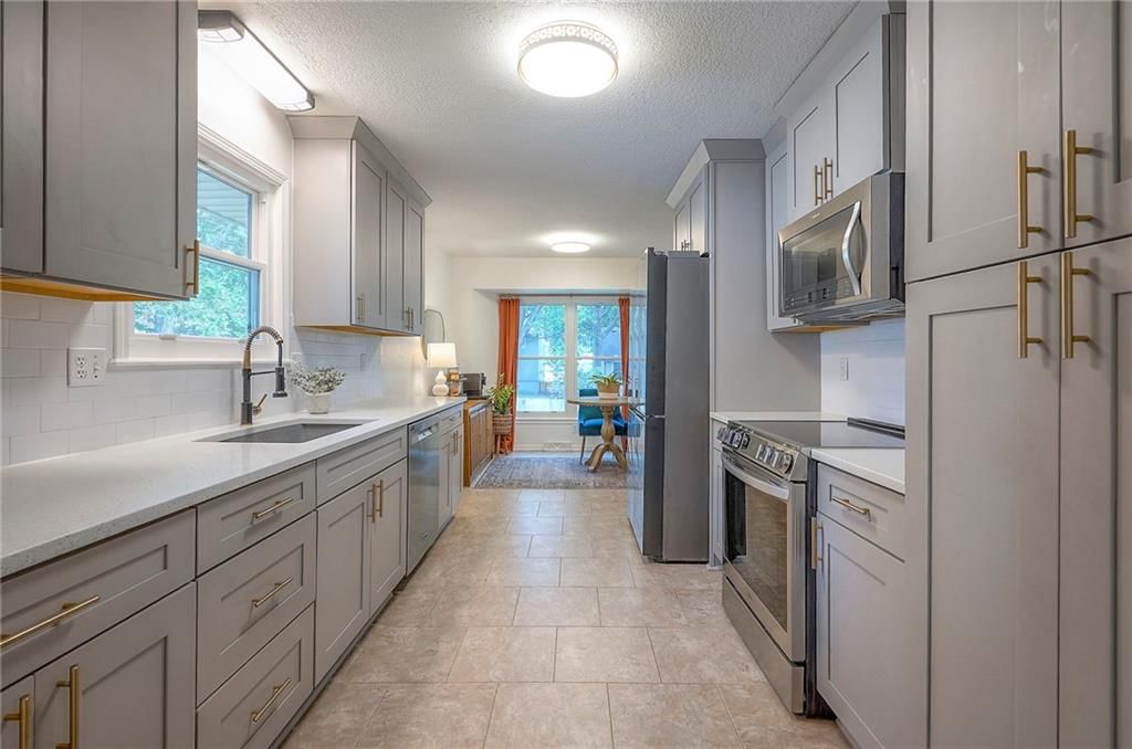 Photo 9 of 44 - 607 NE Birchwood Drive