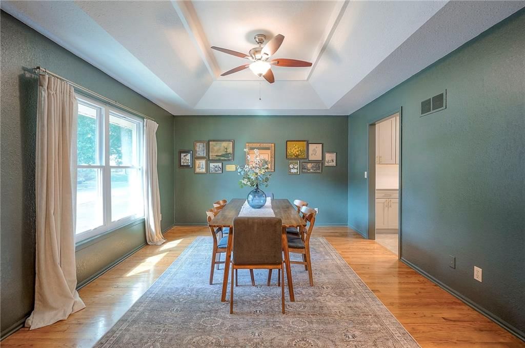 Photo 11 of 44 - 607 NE Birchwood Drive