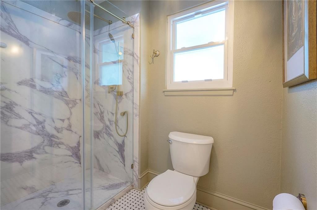 Photo 21 of 44 - 607 NE Birchwood Drive