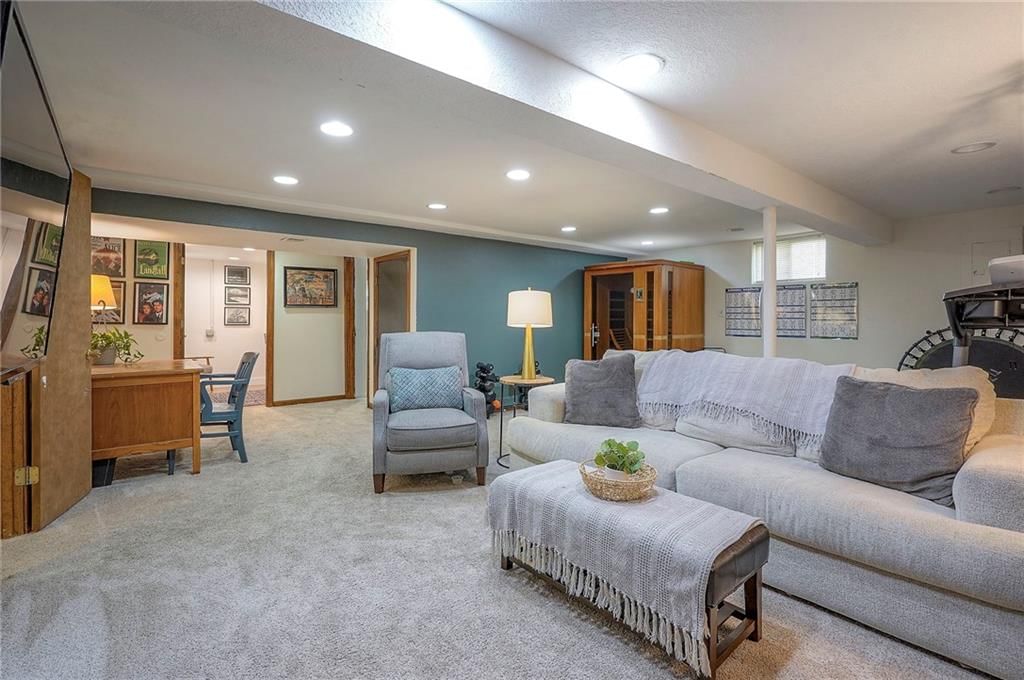 Photo 31 of 44 - 607 NE Birchwood Drive