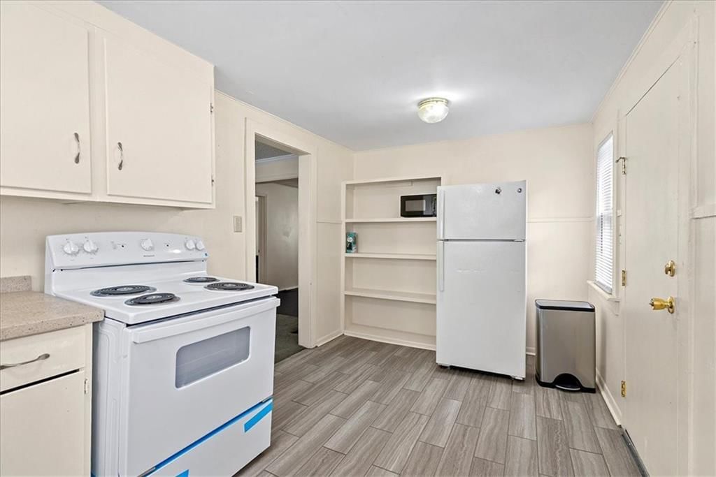 Photo 6 of 19 - 315 S SPRING Street