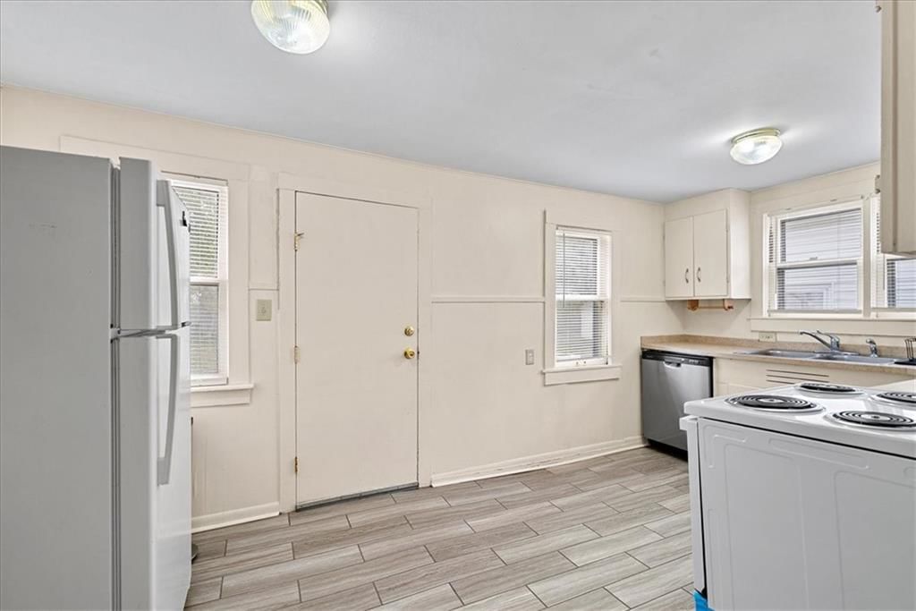 Photo 10 of 19 - 315 S SPRING Street