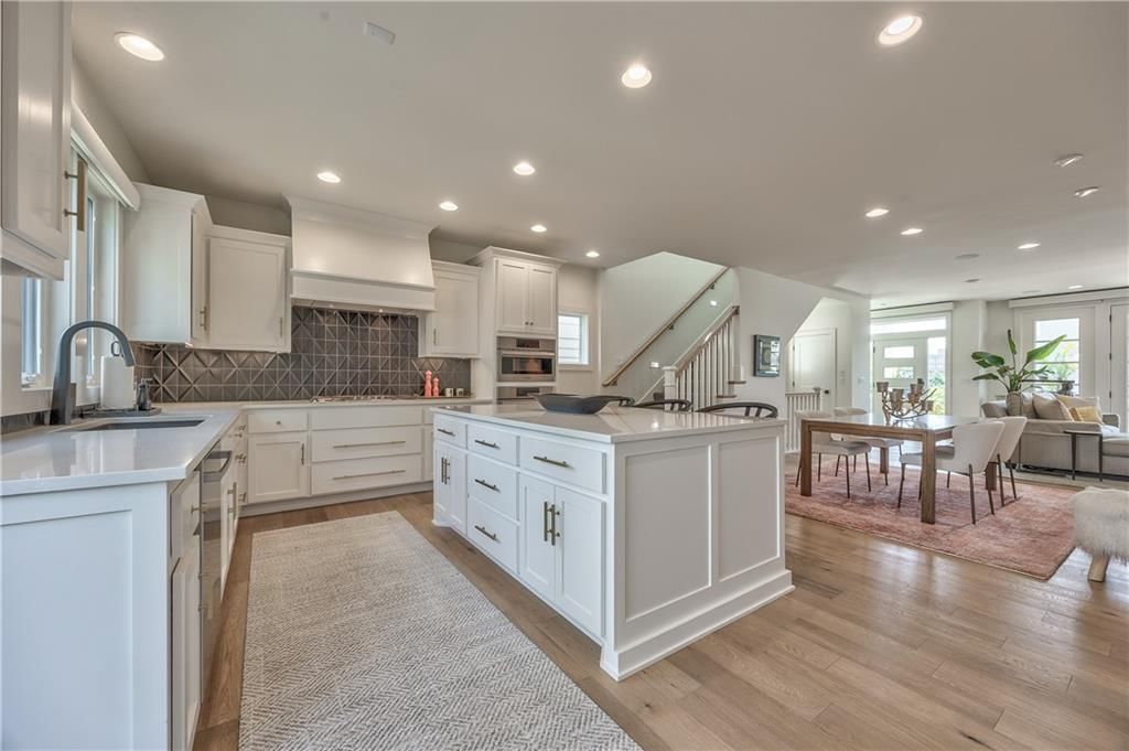 732 W 45th Street — photo 15