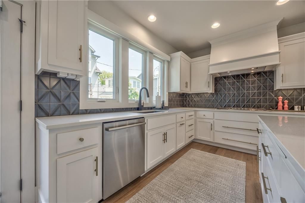 732 W 45th Street — photo 16