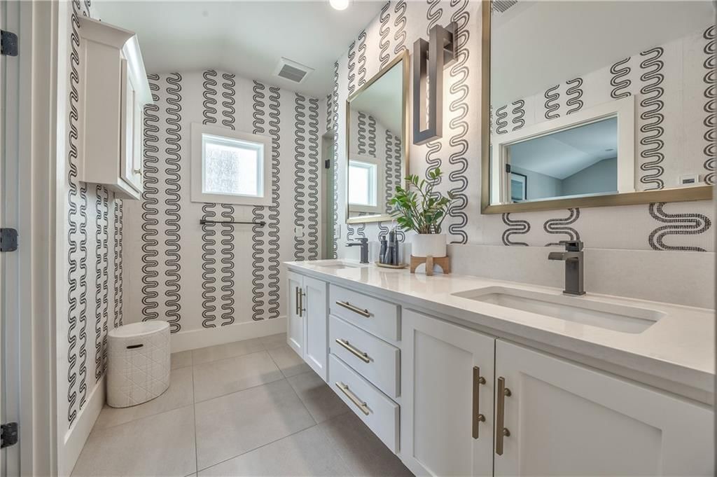 732 W 45th Street — photo 26