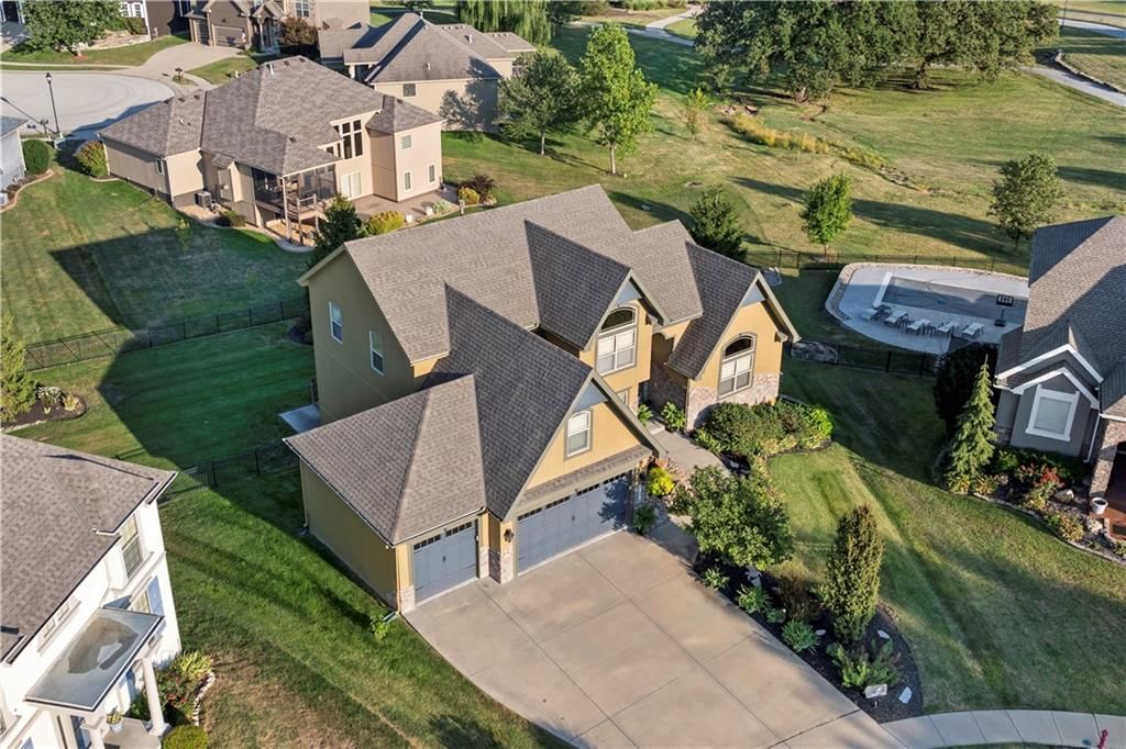 Photo 5 of 69 - 17575 N Alder Court