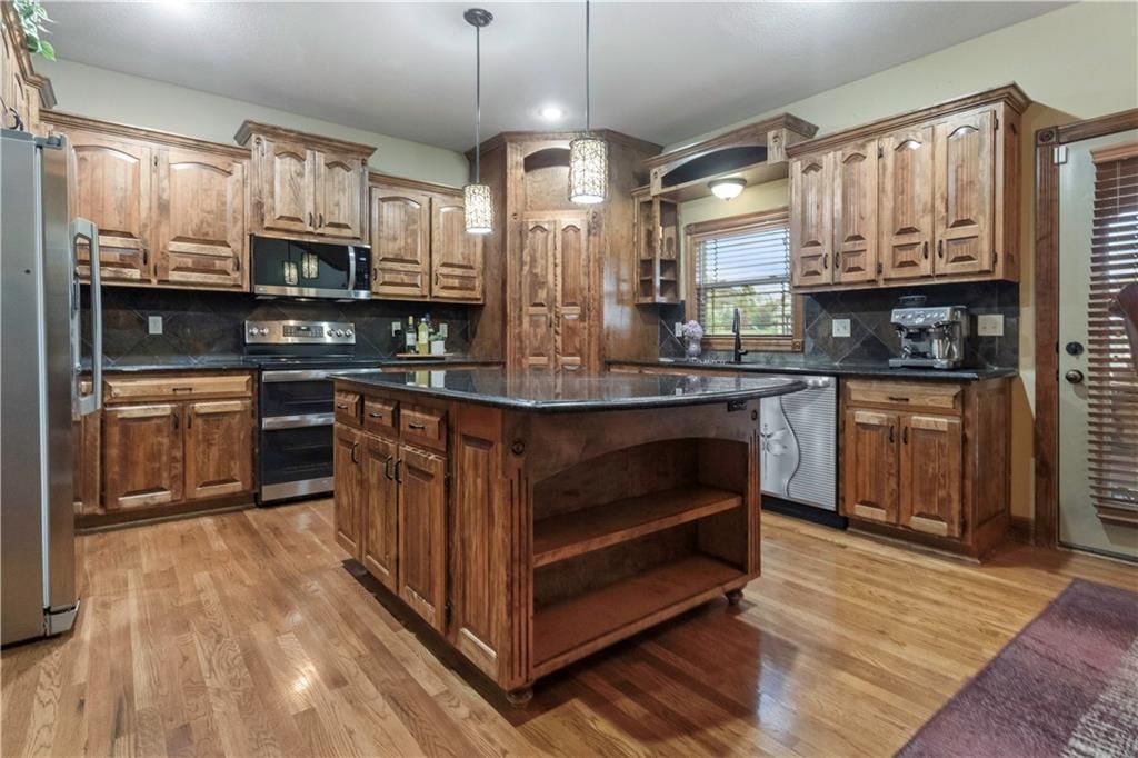 Photo 16 of 69 - 17575 N Alder Court