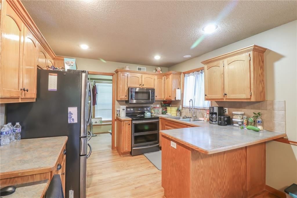 Photo 5 of 37 - 301 S Darrowby Drive