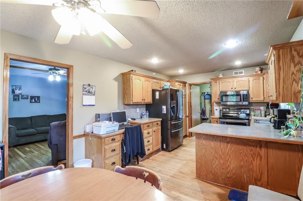 Photo 7 of 37 - 301 S Darrowby Drive