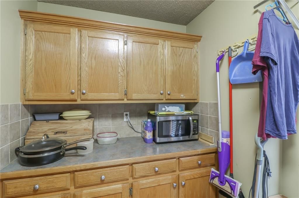 Photo 9 of 37 - 301 S Darrowby Drive