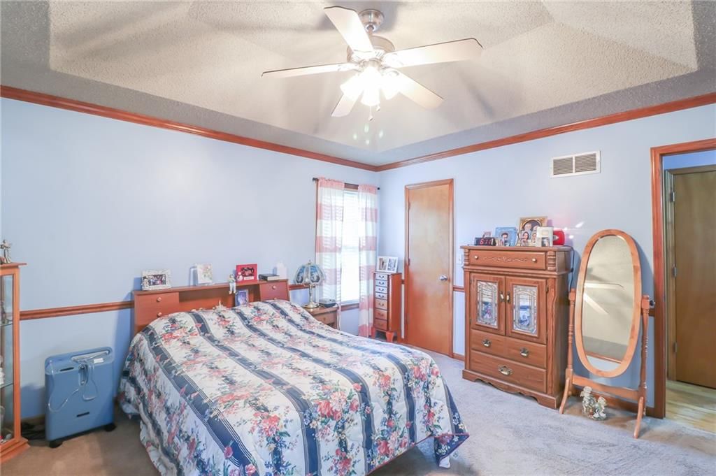 Photo 10 of 37 - 301 S Darrowby Drive