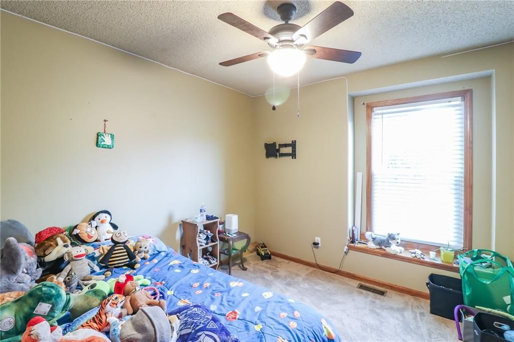 Photo 14 of 37 - 301 S Darrowby Drive
