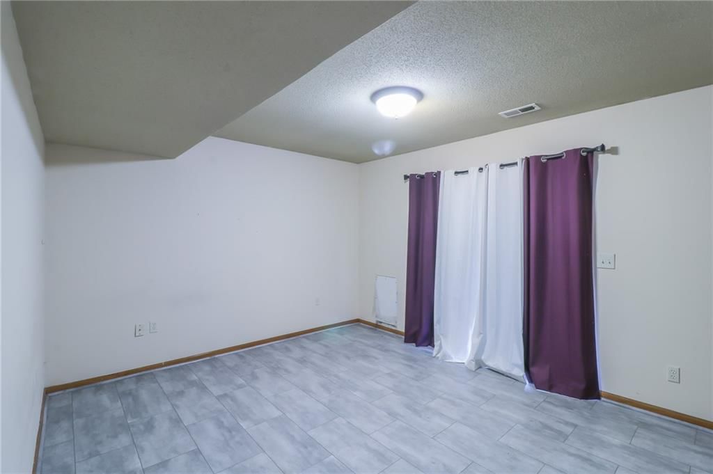 Photo 17 of 37 - 301 S Darrowby Drive