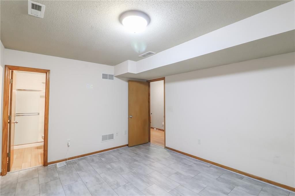 Photo 18 of 37 - 301 S Darrowby Drive