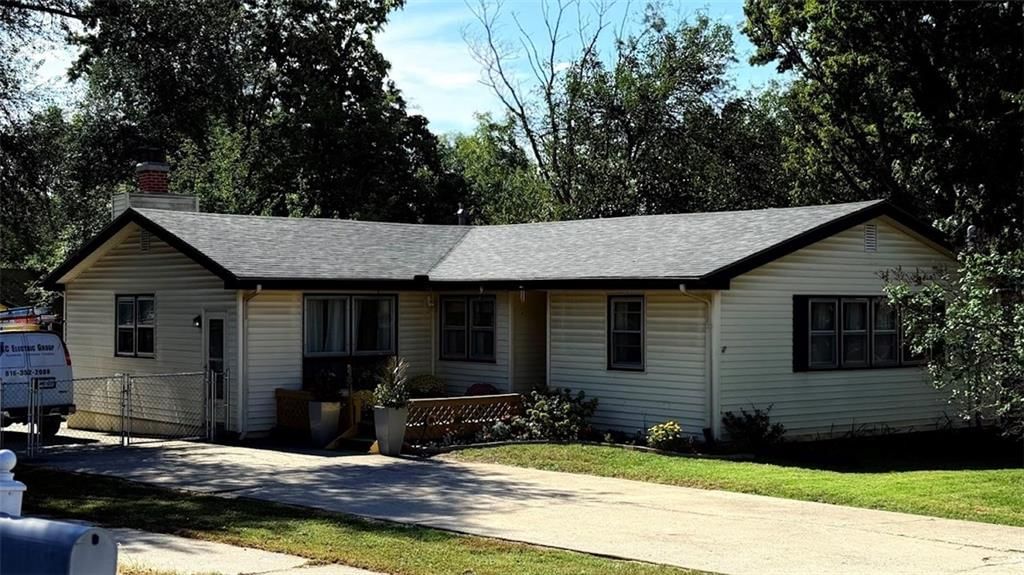327 E Longfellow Street, Claycomo, MO