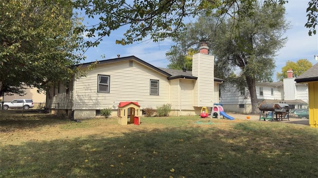 Photo 11 of 42 - 327 E Longfellow Street