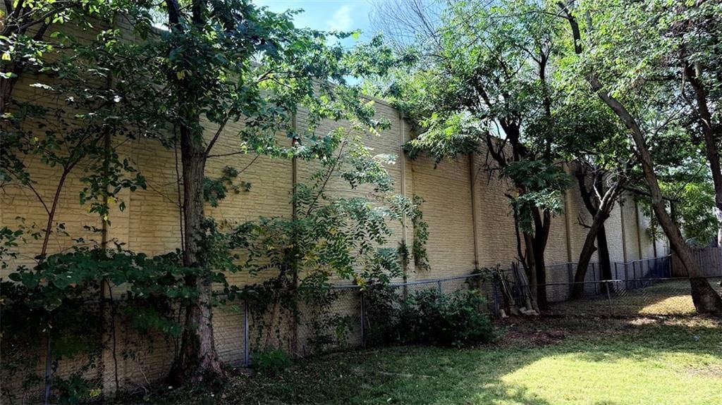 Photo 16 of 42 - 327 E Longfellow Street