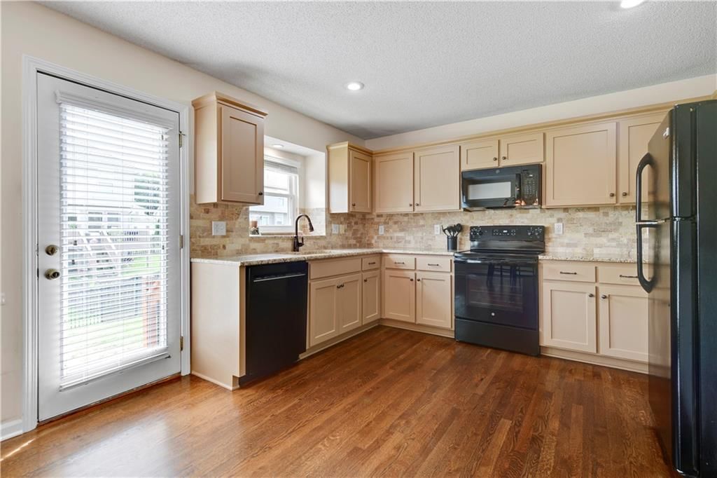 Photo 20 of 28 - 14553 W 138th Place