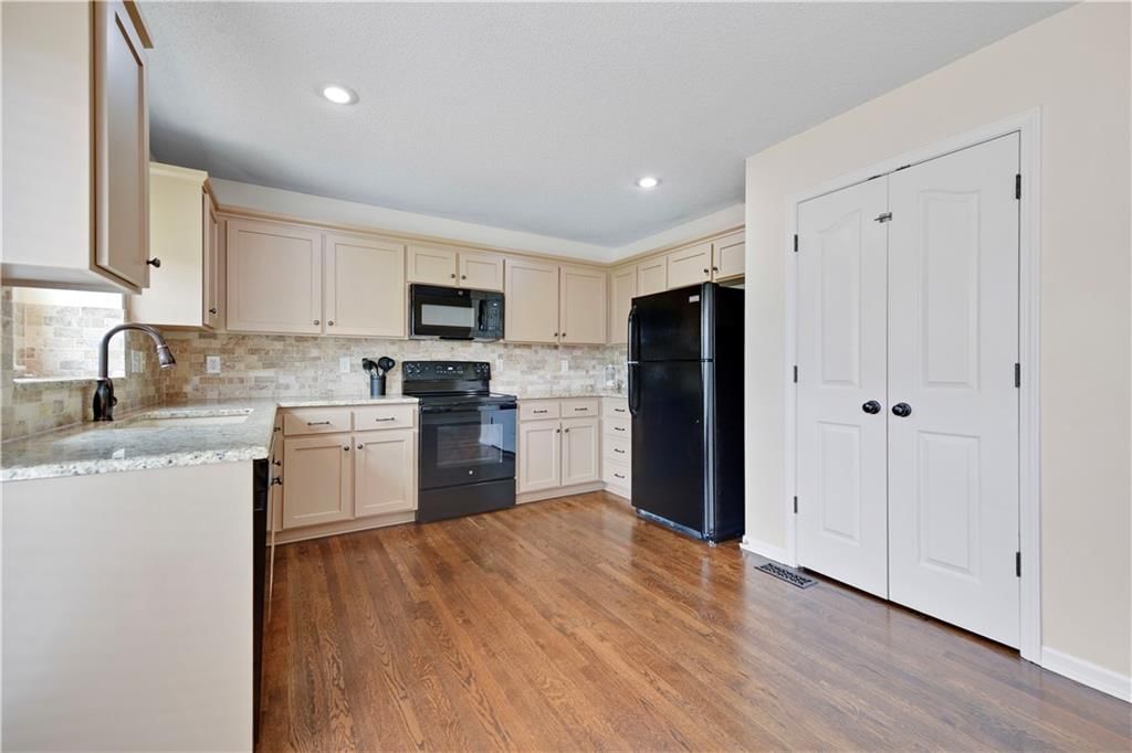 Photo 21 of 28 - 14553 W 138th Place