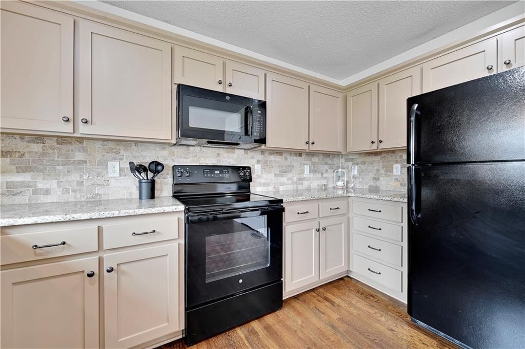 Photo 22 of 28 - 14553 W 138th Place