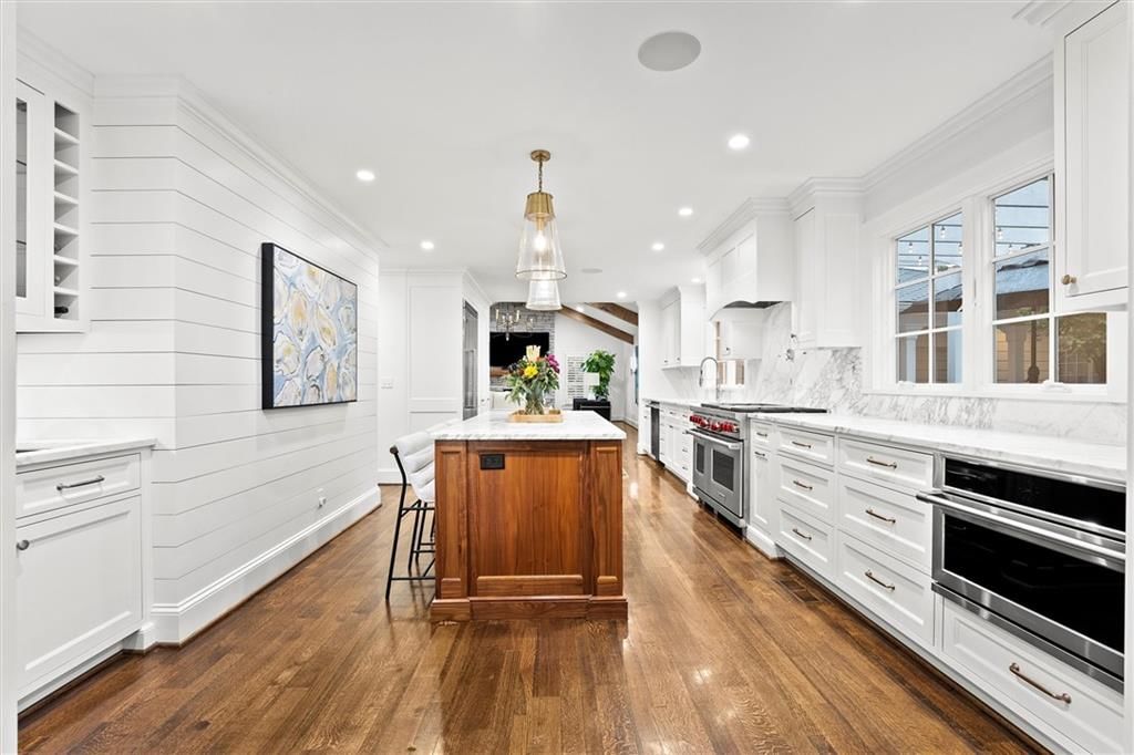 Photo 18 of 50 - 3820 W 66th Street