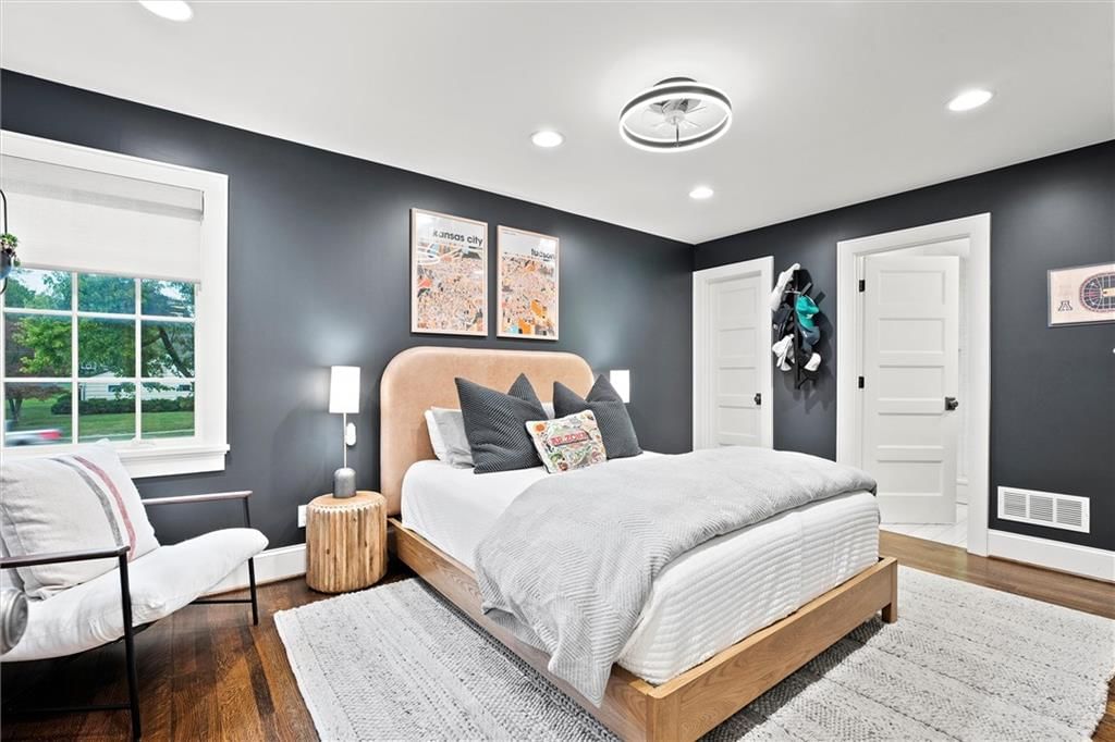 Photo 36 of 50 - 3820 W 66th Street