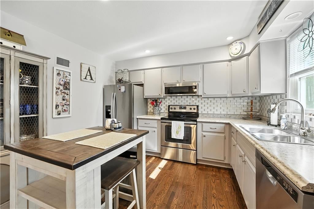 Photo 5 of 27 - 705 Galaxie Avenue