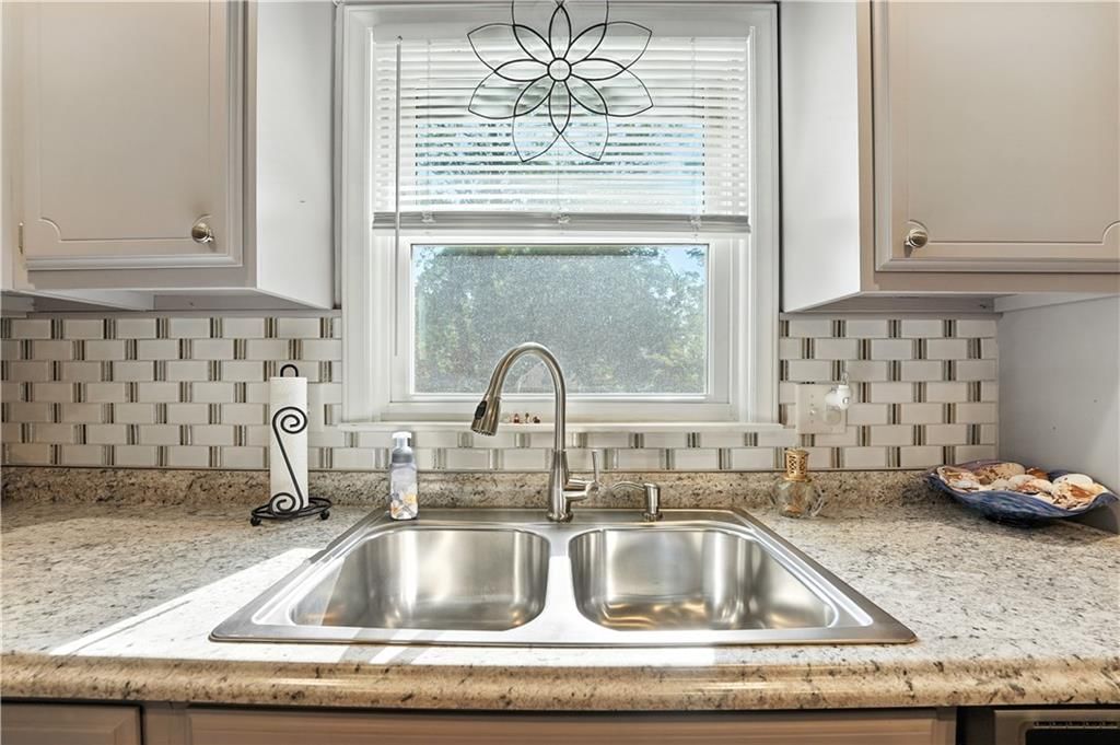 Photo 6 of 27 - 705 Galaxie Avenue