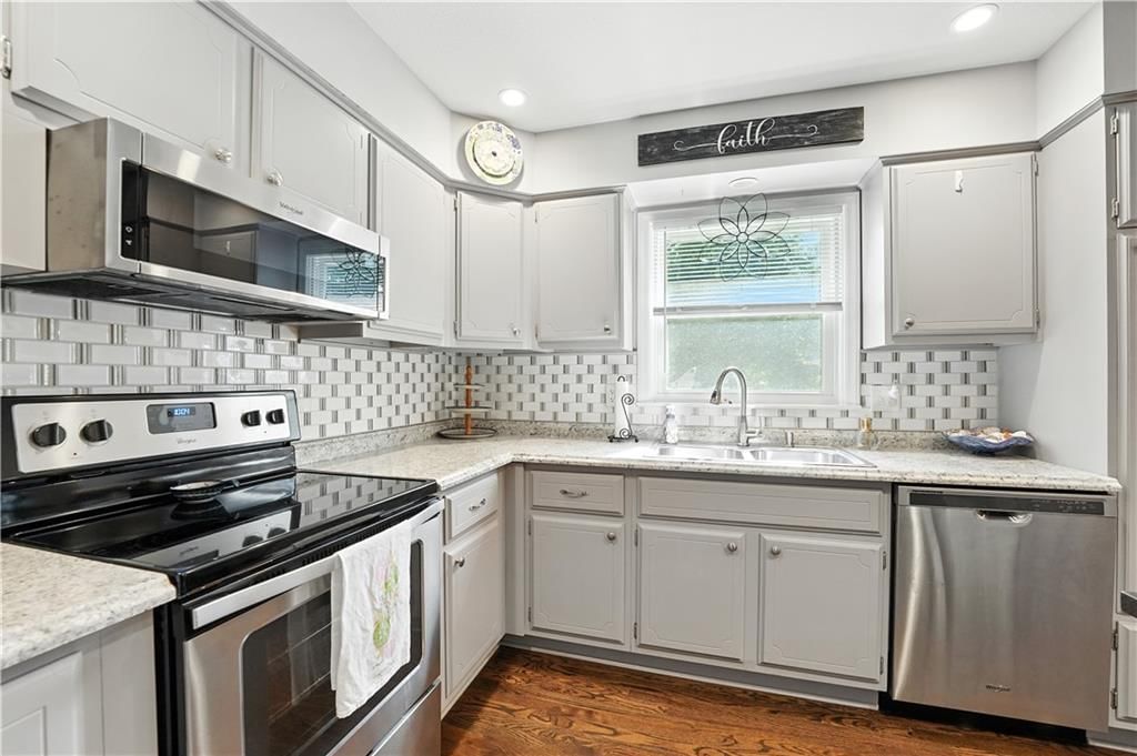 Photo 7 of 27 - 705 Galaxie Avenue