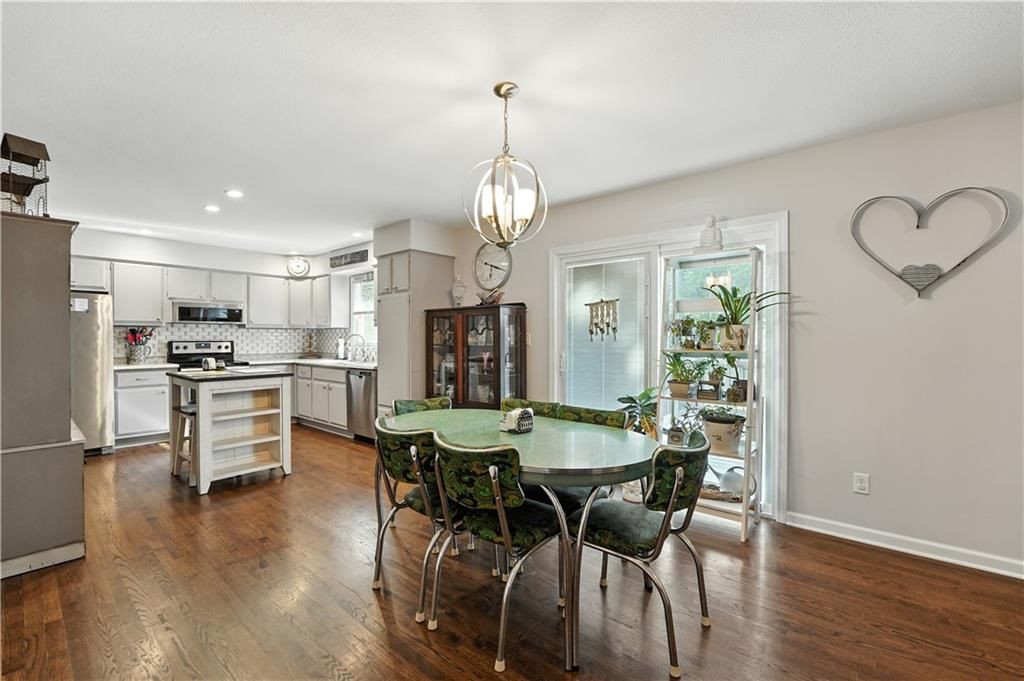 Photo 8 of 27 - 705 Galaxie Avenue