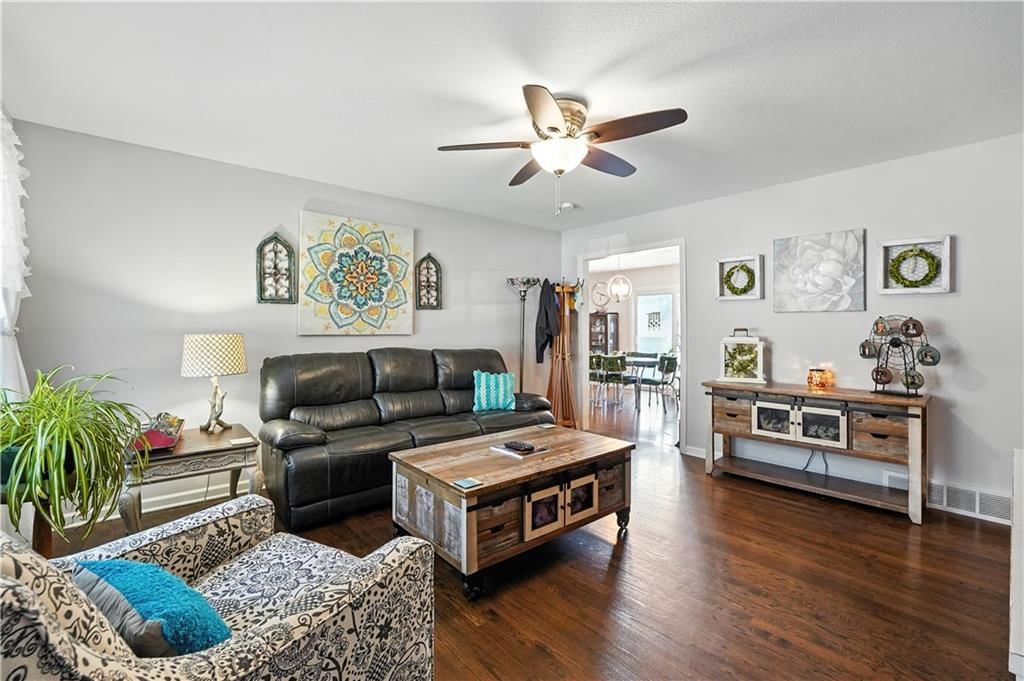 Photo 11 of 27 - 705 Galaxie Avenue