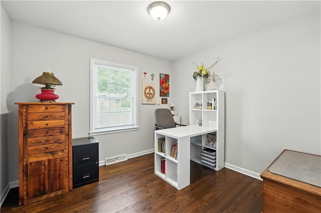 Photo 17 of 27 - 705 Galaxie Avenue