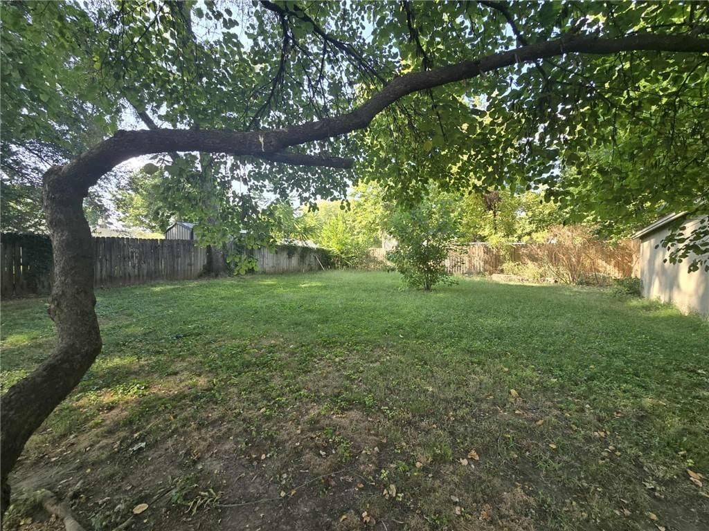 215 E Henry Street — photo 6