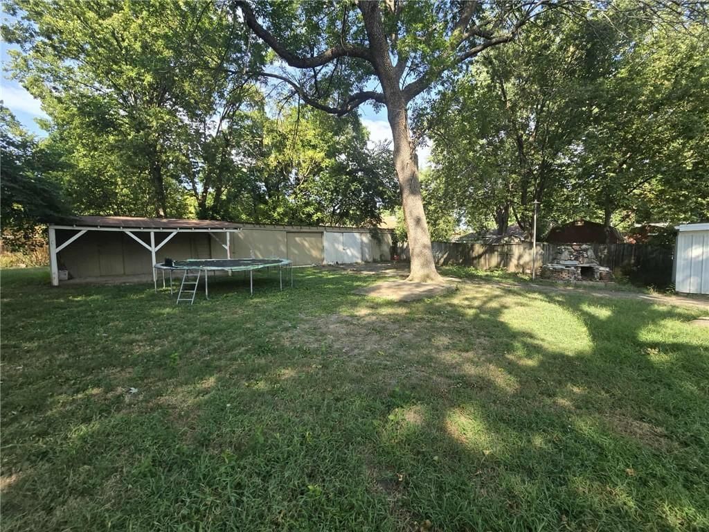 215 E Henry Street — photo 8