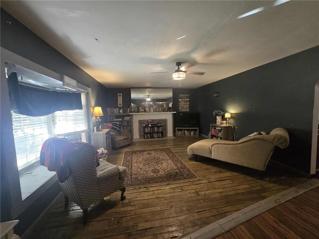 215 E Henry Street — photo 11