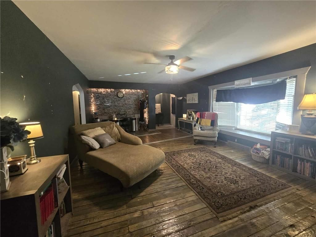 215 E Henry Street — photo 12