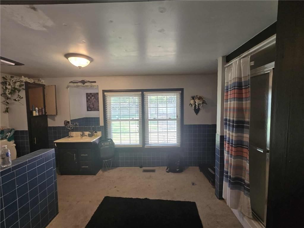 215 E Henry Street — photo 15